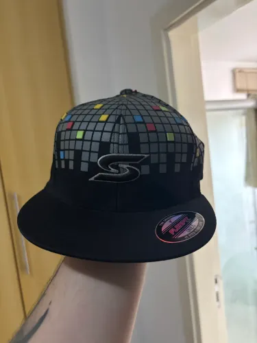 boné flexfit importado eua com aba reta e estampa quadriculada