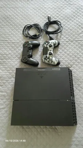 Ps4 com 2 controles