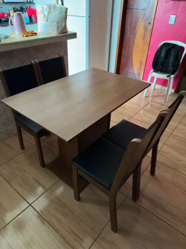 Mesa de jantar com 4 cadeiras - Bem conservada