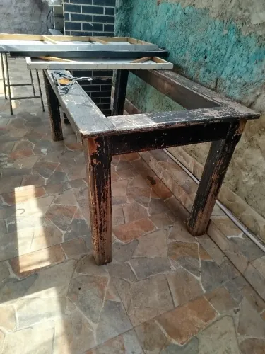 Cadeiras e mesa de madeira