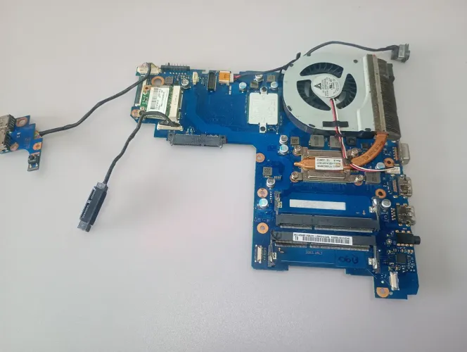 placa mãe notebook Samsung np270e4e funcionando só não dá vídeo Intel core i3 3 geração
