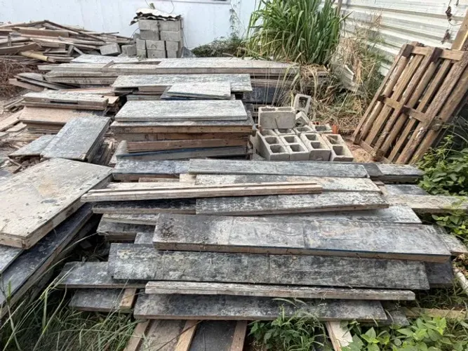 Compensado plastificado (madeirite) usado, sarrafos e tábuas - sobra de obra