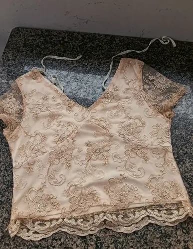 Blusa para festa com bordado Dourado