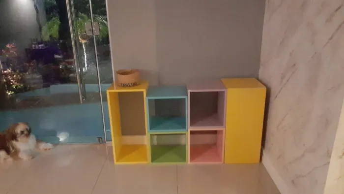 Nichos em módulos coloridos
