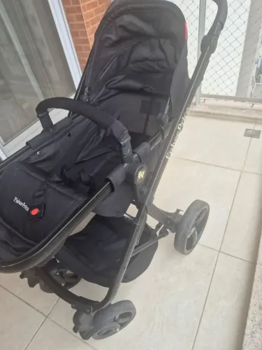 Carrinho com bebê conforto e moisés Fisher Price