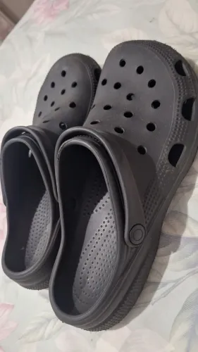 Crocs preta