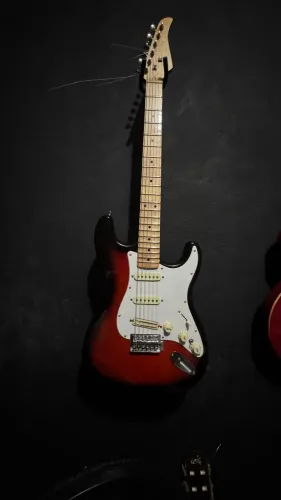 Guitarra Stratocaster SX Modificada