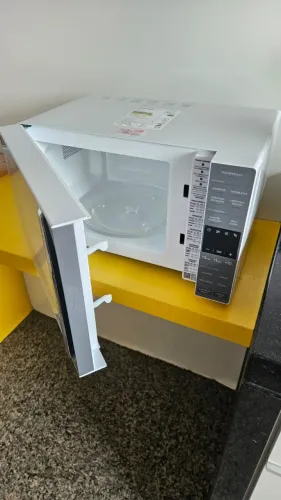 Micro-ondas Electrolux 23L Branco Efficient com Descongelamento Assistido ME23B
