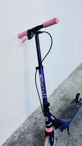 Patinete infantil MID5 com freio no guidão e suspensão Oxelo roxo e rosa 