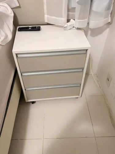 Gaveteiro/ criado mudo