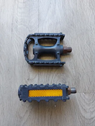 Par de Pedais de Nylon para Bicicleta com Refletores <br>