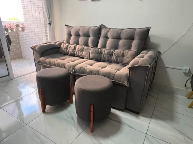 Sofa retrátil e reclinável acompanha 2 puffs