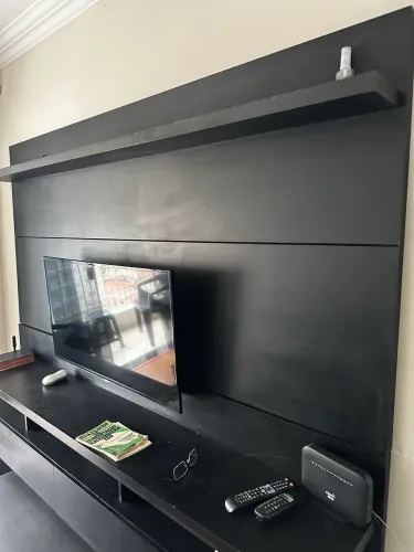 Rack painel de TV preto parede com gaveta 220x160