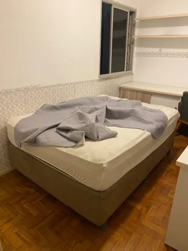 cama de casal confortável e espaçosa