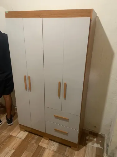 Guarda roupa solteiro 4 portas 2 gavetas