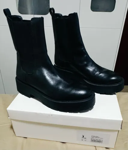 bota schutz chelsea tratorada preta 39