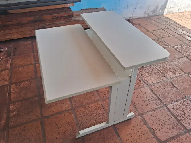 Mesa branca com duas camadas