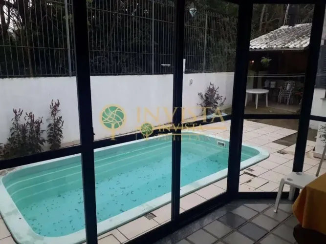 Casa com Piscina e 4 quartos à venda no bairro Estreito, em Florianópolis.