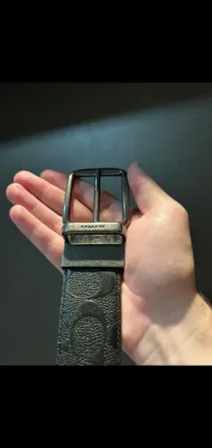 Cinto Coach de couro com estampa em relevo