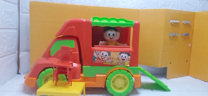 Caminhão de Brinquedo com Boneco - Divertido para Crianças!