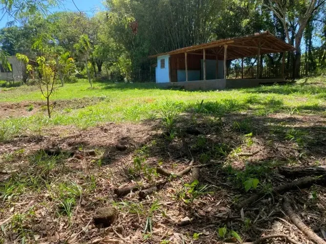 Chácara 1.350 m² com um cômodo e córregos nos fundos Jaboticatubas.