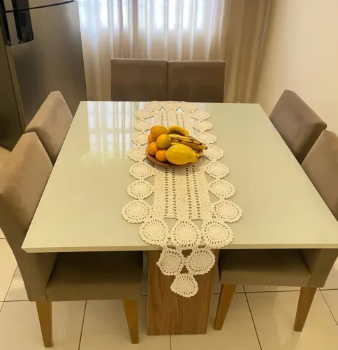 Mesa de Jantar Quadrada - 6 Lugares com Tampo de Vidro e 6 Cadeiras Estofadas.