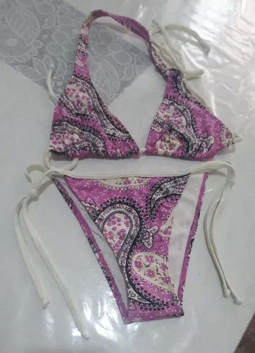 Biquíni estampado rosa com detalhes