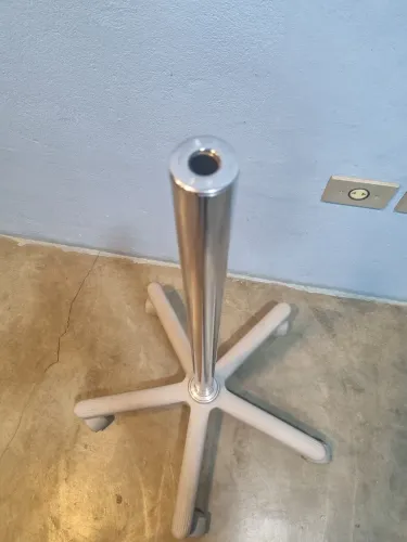 Base Tripé com rodízio para braço articulado