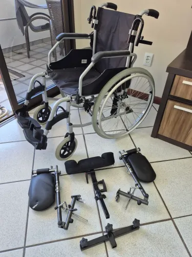 Cadeira de Rodas em Alumínio Dobrável com Acessórios