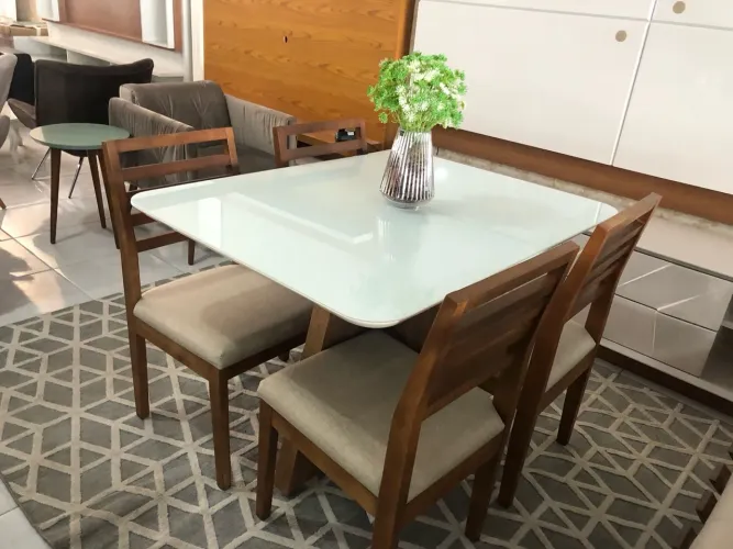 Mesa de Jantar Elegante com 4 Cadeiras resistente de madeira
