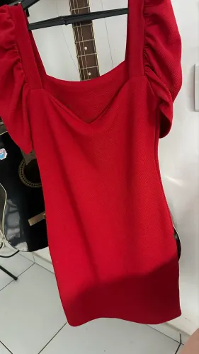 Vestido tubinho na cor vermelho