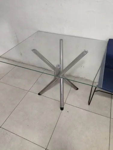 Mesa Quadrada vidro, com pés de inox