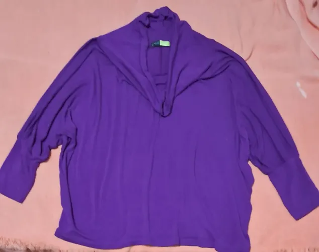 Blusa Roxo Manga Longa com Gola Charmosa tamanho M ou G podemos negociar o frete