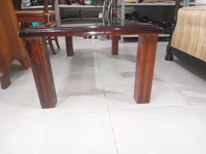 ? Mesa de Centro Clássica em Madeira Maciça e Vidro Fumê