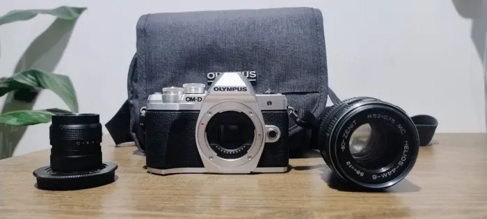 Olympus OM-D EM MK III com lentes e acessórios