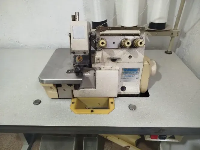 Máquina Overloque Westman com mesa