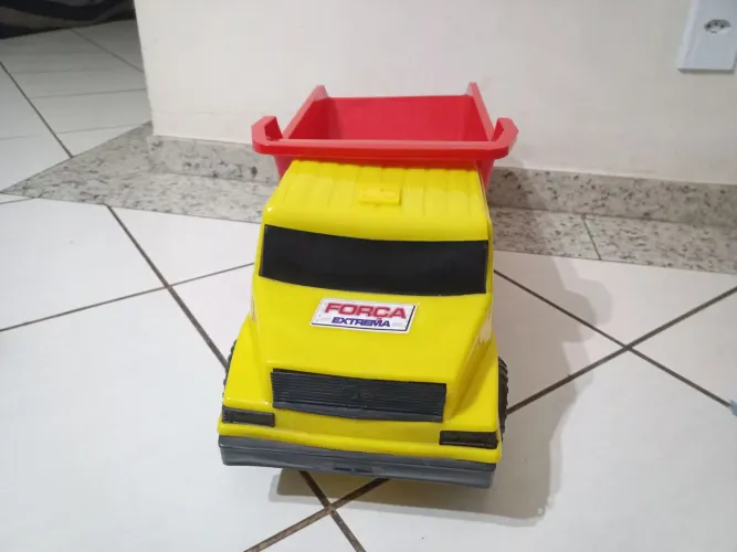 Caminhão caçamba grande