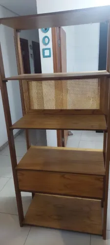 Estante de Madeira Maciça, Com Gaveta, 4 Prateleira, Acabamento de Telinha.
