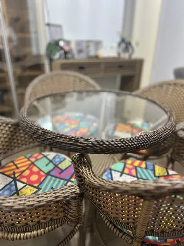 Conjunto de mesa e cadeiras mais aparador
