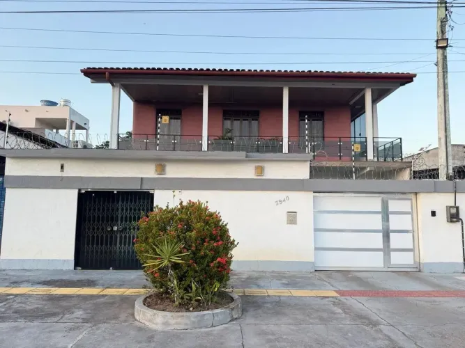 OPORTUNIDADE ÚNICA! IMÓVEL AMPLO E BEM LOCALIZADO À VENDA!