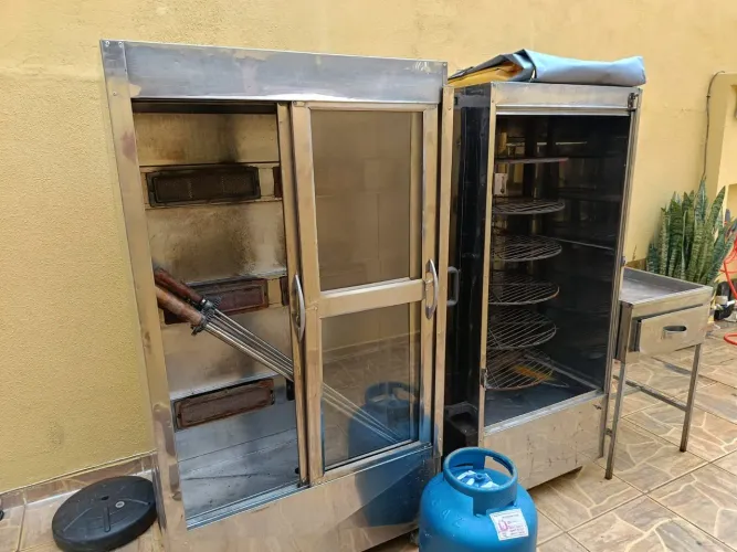 Duas máquinas de assar frango giratória 