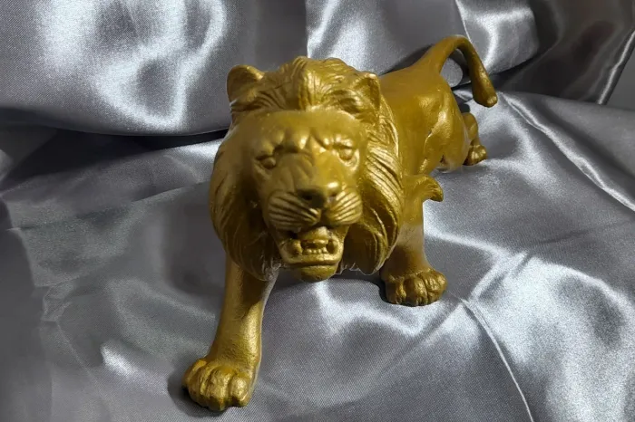 OBRA DE ARTE ESCULTURA LEÃO PETBRONZE ESTATUETA DECORAÇÃO CENTRO DE MESA.
