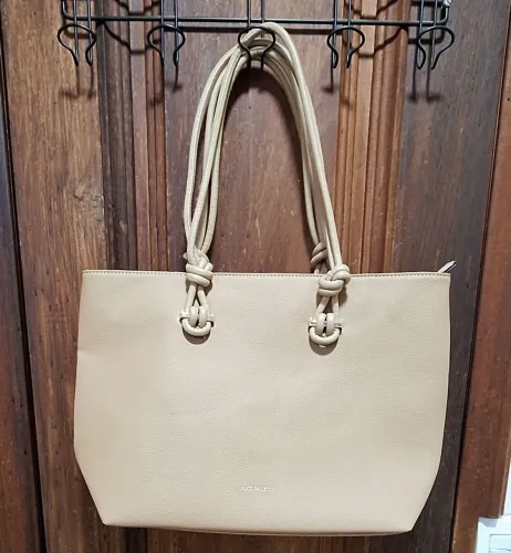 Linda bolsa de ombro na cor bege. Buscar próximo a Doca.