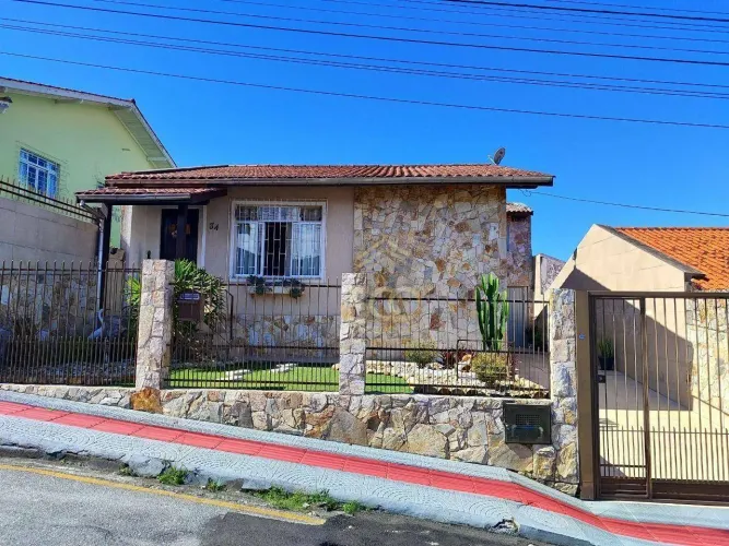 Casa Familiar e de Material, Financiável, 5 Dormitorios (1 é suite) com Piscina no Bairro 