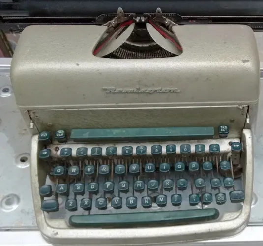 Antiga máquina de escrever Remington dos anos 60