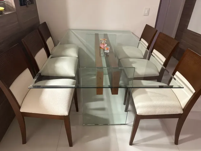 Mesa de vidro com 6 cadeiras madeira maçiça. 12x R$ 240,00 no cartão.