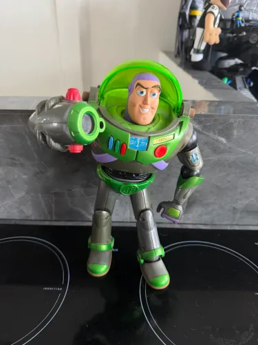 Boneco buzz 