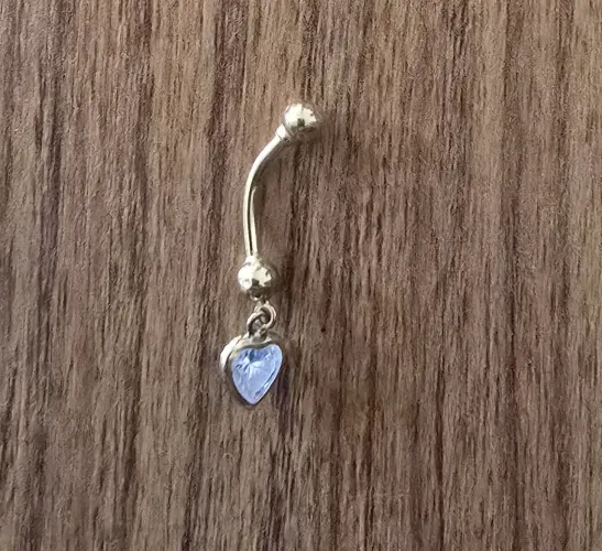 Piercing de umbigo ouro com coração cristal