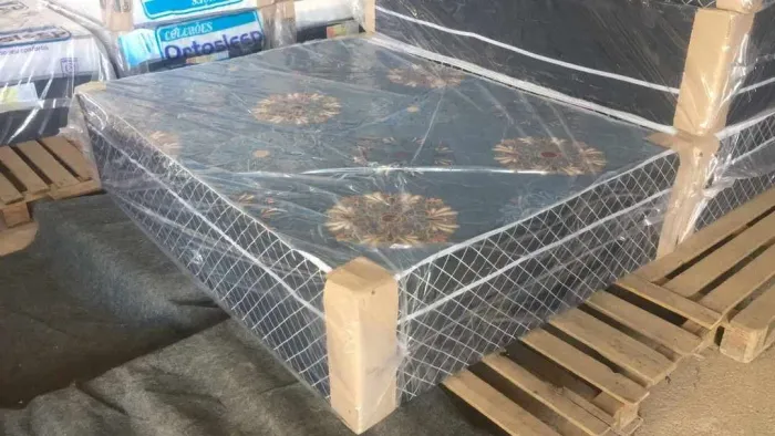 Cama Box casal com colchão com Estrutura de Madeira