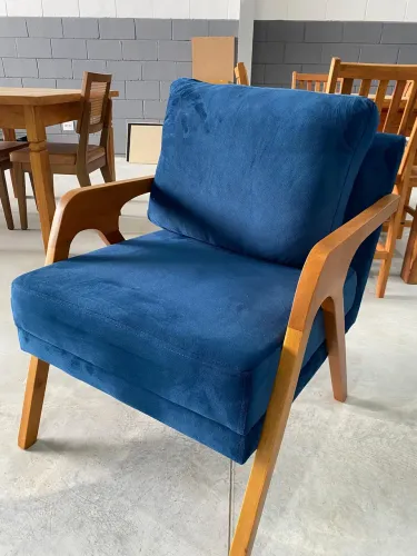 Poltrona com Braço de Madeira Maciça 